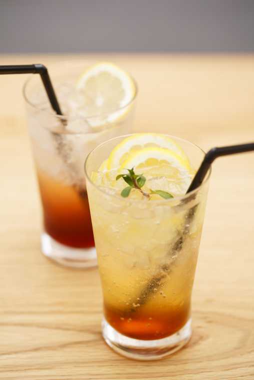 手前：「スパークリングアールグレイ」825円、奥：「ざくろ酢スカッシュ」770円