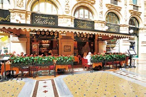 1階はカフェ、2階はレストラン