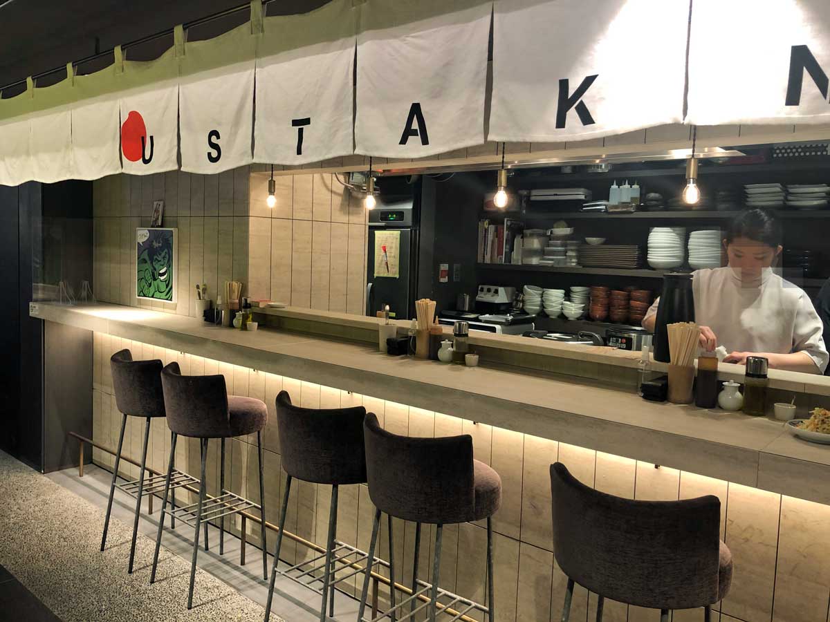 カウンター席だけのお店