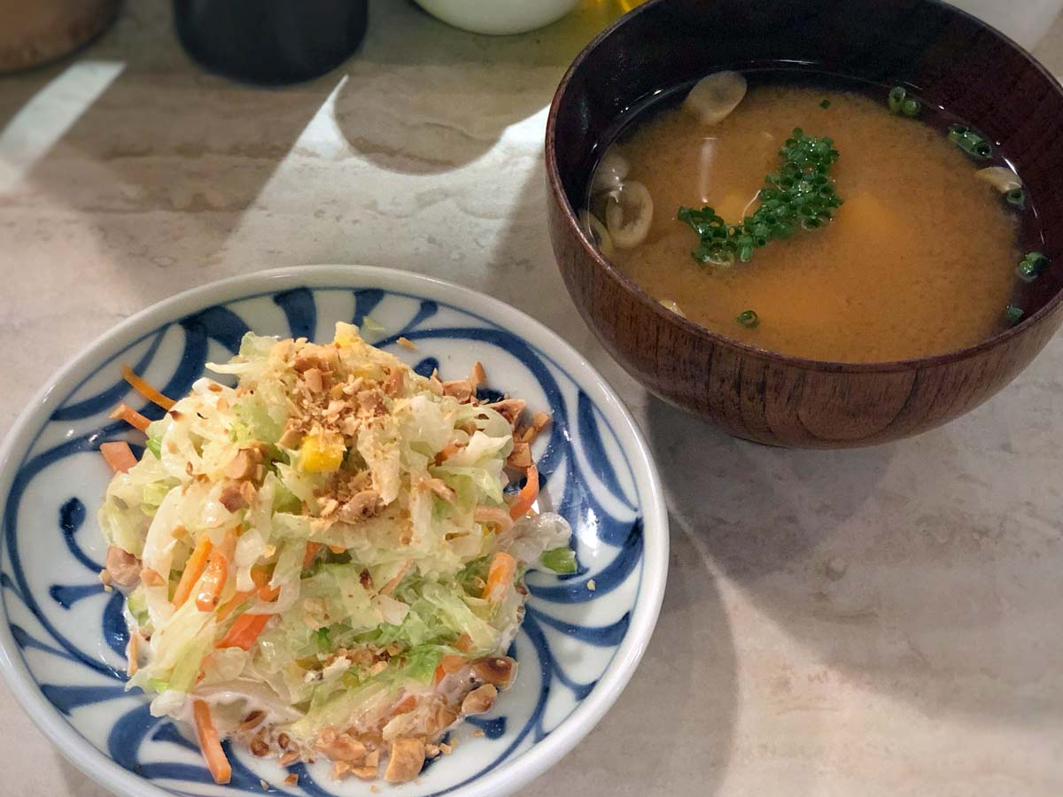 コールスローと味噌汁