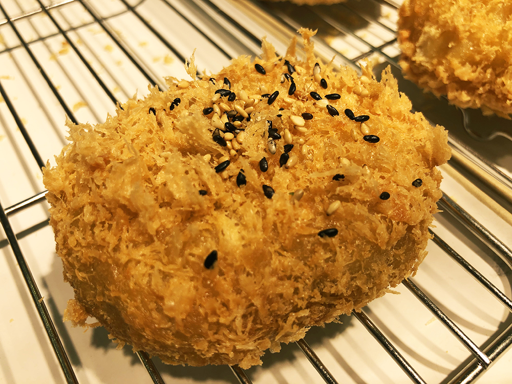 とろける豚肉チーズカレーコロッケ 270円（税抜）※日替わりメニュー