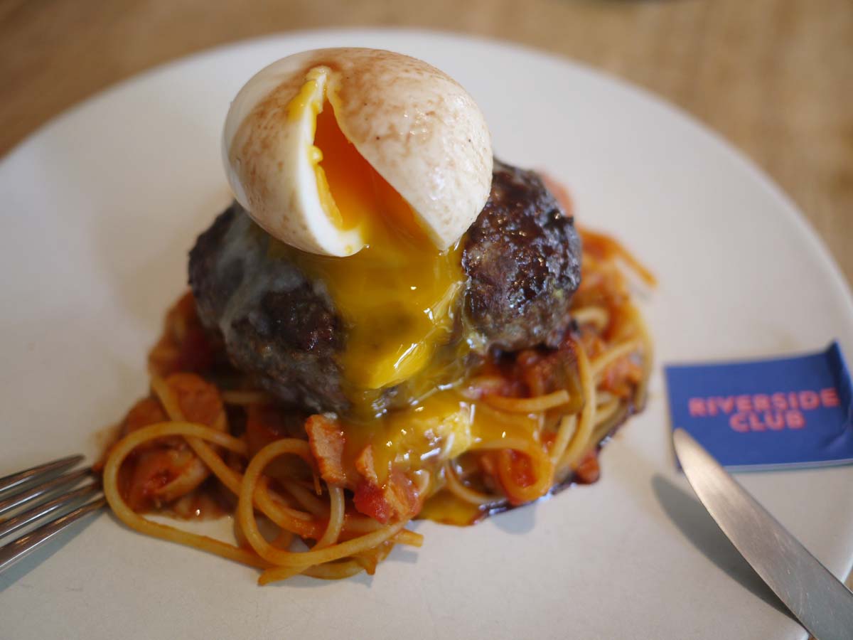 肉厚ハンバーグがどーん＆卵とろ～り！“銀座の名店のシェフ監修”SNS映えナポリタン