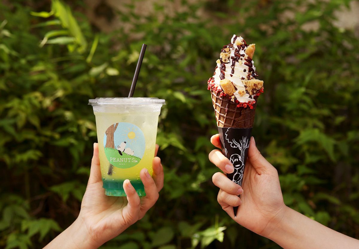 「スヌーピー's GOOD DAY レモネード」（左）と「スヌーピー's フェイバリット ソフトクリーム」（右）　(C) 2020 Peanuts