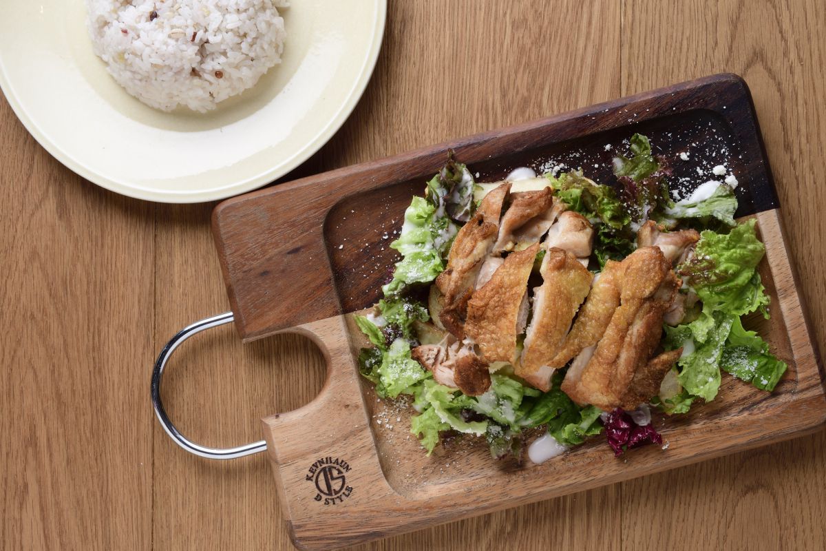 オランダ名物 ボリュームたっぷり鶏もも肉のカプサロン仕立て(ライスorバケット付き) 1320円