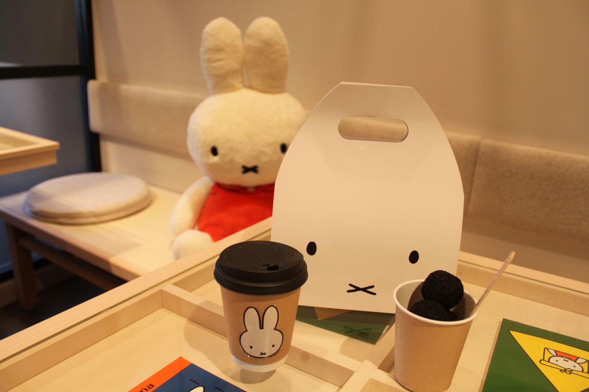 コーヒー(378円)、「DBT特製ブラックベア・ボール」(一口コロッケ)660円