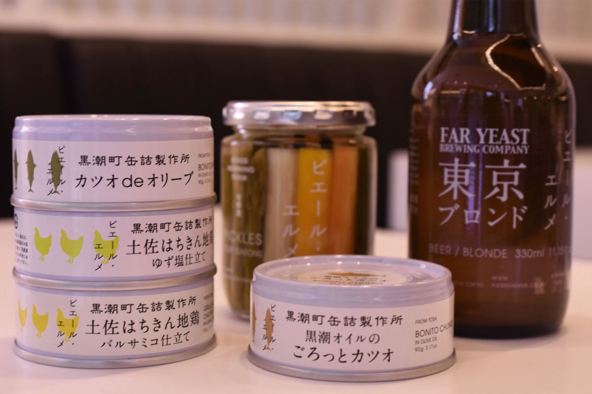 写真左から「缶詰」500円〜（税別）、「東京ブロンドビール」600円（税別）