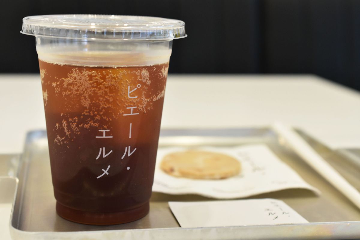 上：「サラダ」375円（税別）　下：「ソフトドリンク」400円〜（税別）