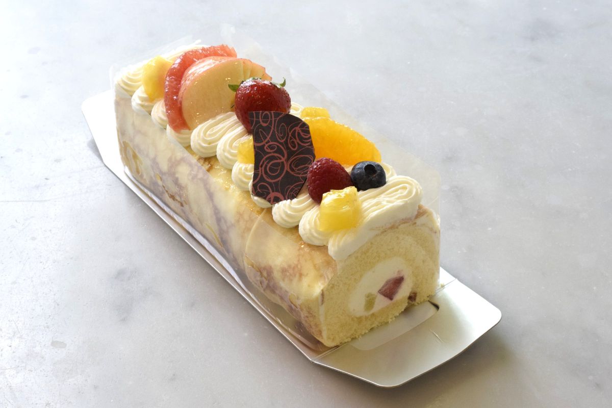 蓮ロール（御影本店サイズ1本1998円、カット400円）