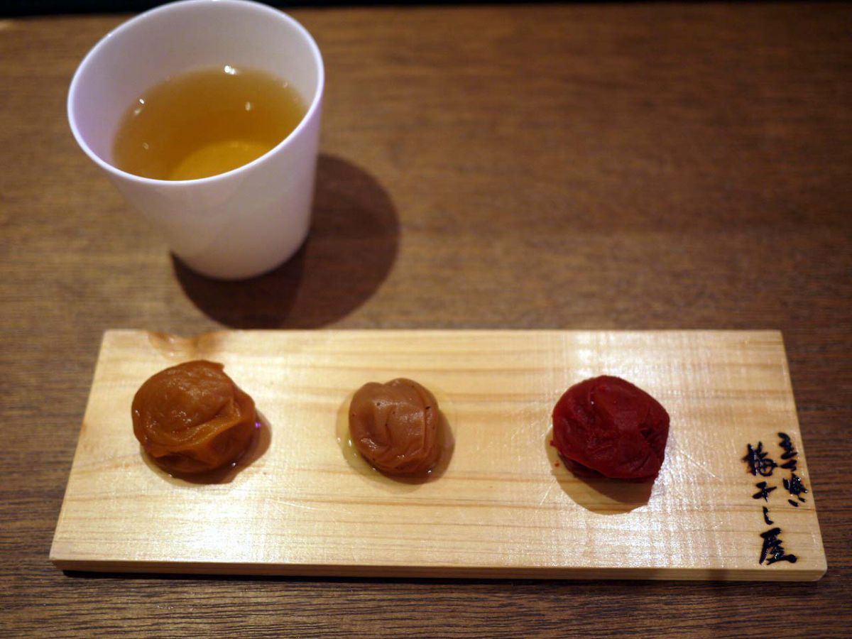 「三粒とほうじ茶」900円（税抜）