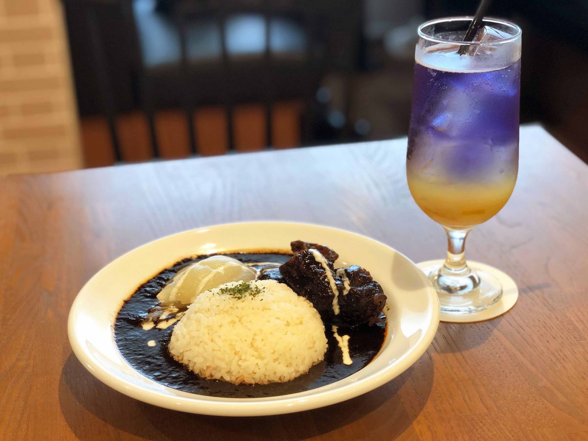 「牛ほほ肉のハヤシライス」1080円、柚子蜜ジャスミンティーソーダ680円（ともに税別）