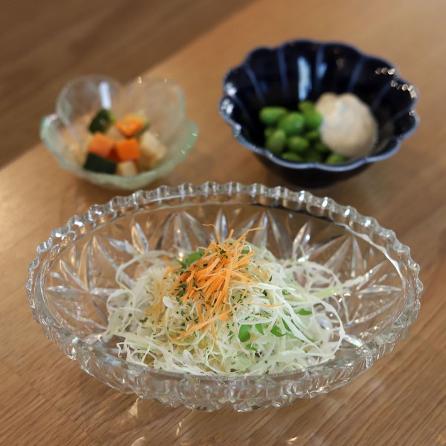 ランチメニューに付くサラダ、小鉢、汁物