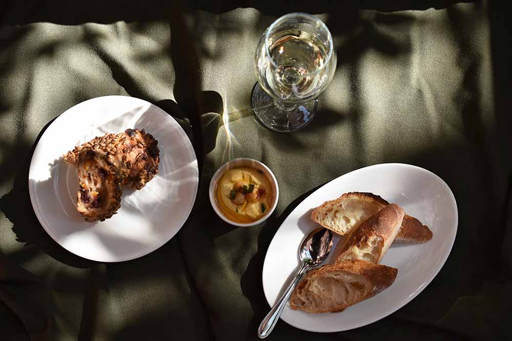 左から、「オレンジクランベリー&サンフラワーシード」480円、「ひよこ豆のディップ」280円、「CBバゲット」310円（すべて税別）