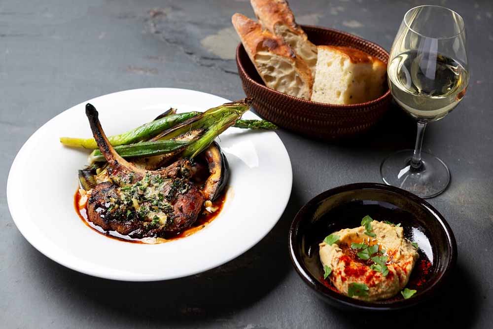 左から、「ラムランプステーキグリル」 2000円、「ひよこ豆のフムス」 500円（ともに税別）