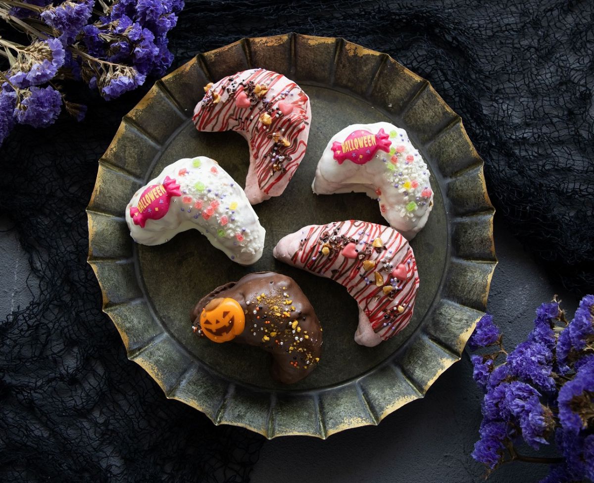 「クロワッサンラスク3個入 ハロウィン」1296円、「クロワッサンラスク5個入 ハロウィン」2376円