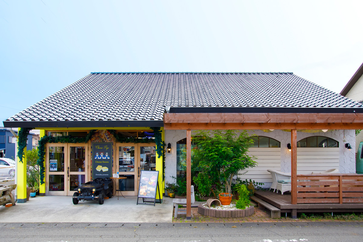 一軒屋を改築した店舗。外のテラス席でイートインも可能