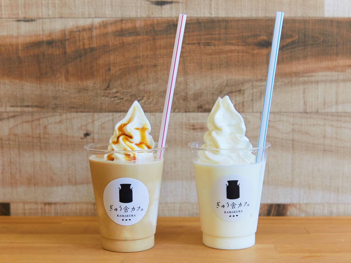 （左）コーヒーシェイク 580円　（右）牛乳シェイク 550円