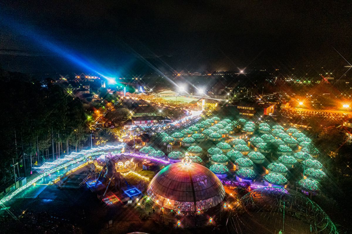 高台から眺める「スローハウス・トゥインクルヒカリの散歩路」