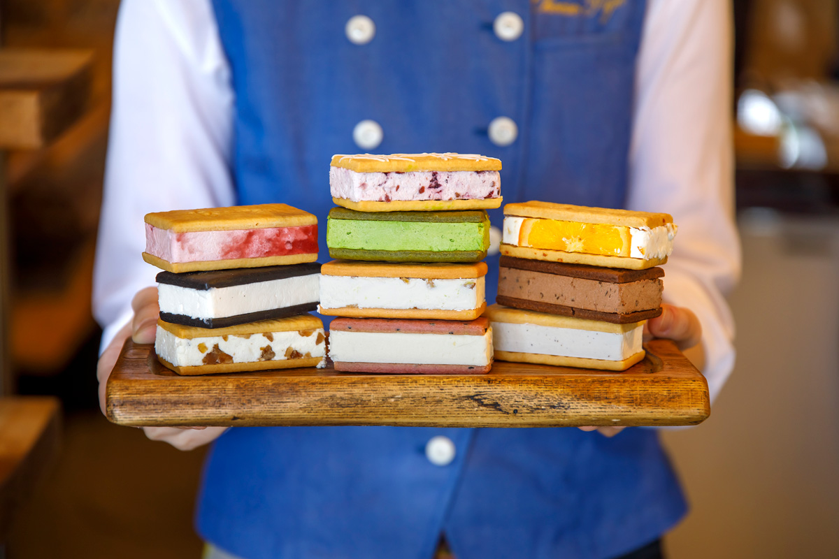 クッキーチーズサンド 1個320～420円