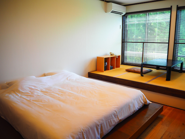 ツインベッドのスタンダードタイプ（シャワーとトイレは共同）。館内には温泉もあります