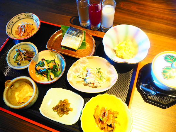 季節の野菜を使ったおかずの数々。使用している野菜は何種類なのか数えきれないほど…