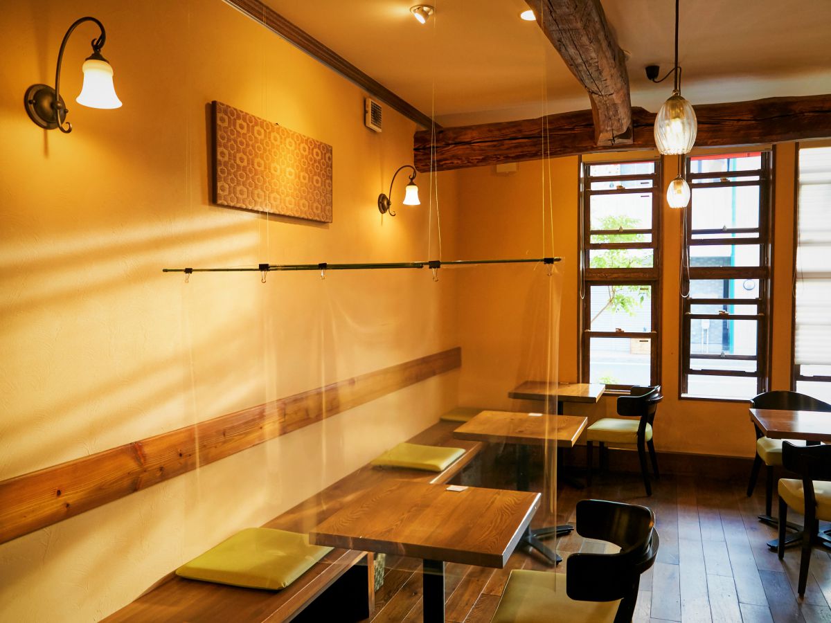 古民家をイメージした店内。福島・猪苗代の古材を用いた梁と柱が見事