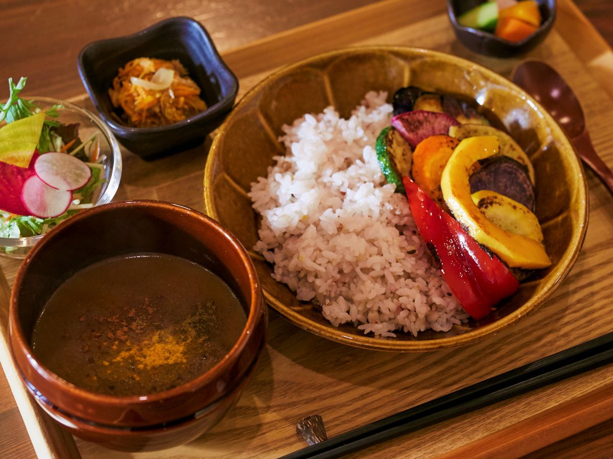 焼き野菜たっぷりの黒糖生姜カレー（ミニサラダ・小鉢・ドリンク付） 1150円