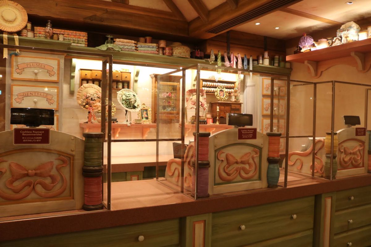 ビレッジショップスのレジ前にある感染予防シールドのようす