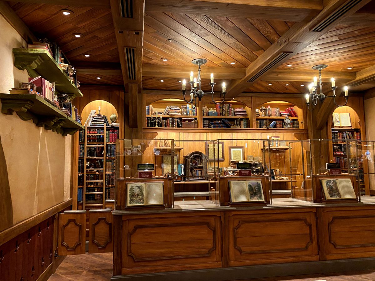 右側の棚の上部に羊がかじった本が、左にはベルが本を取るのに使ったはしごがあります