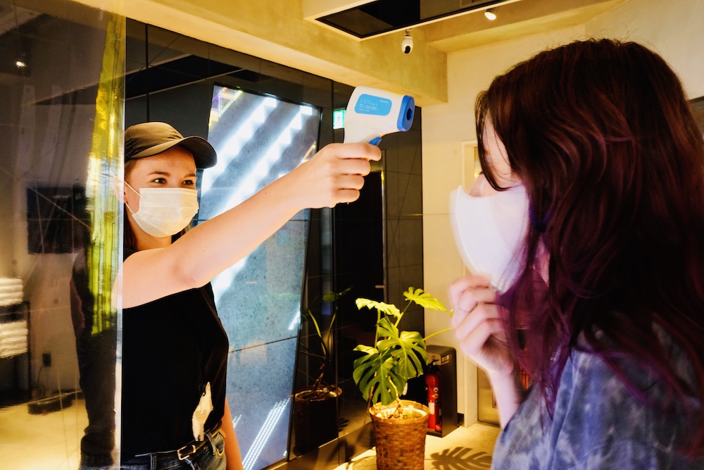 入館時に体温チェック