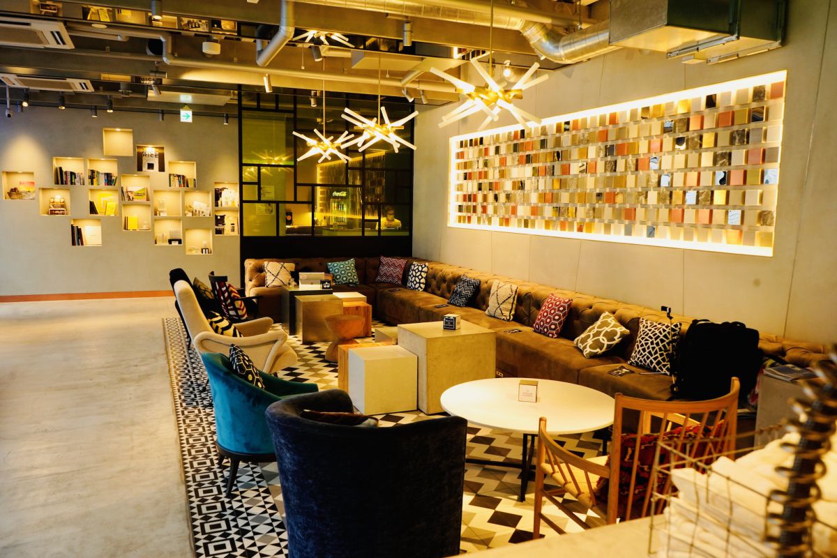 「3階ロビーラウンジ」。館内のテーマはカオスな渋谷。さまざまな素材をミックスしたごちゃごちゃ感が渋谷っぽい！