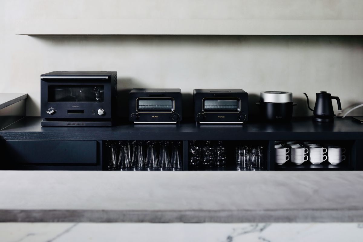 トースターと炊飯器は名機と名高い『BALMUDA』ではありませんか。く〜、ここに住みたい！