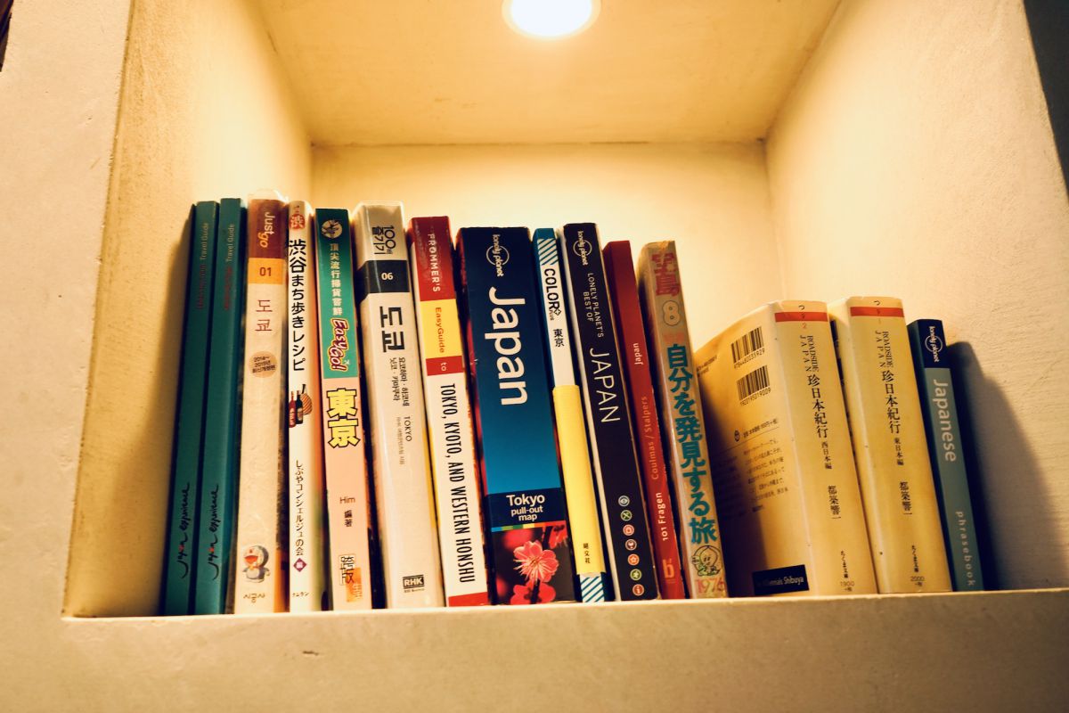 本棚には国内外の旅人たちが残していったガイドブックがズラリ