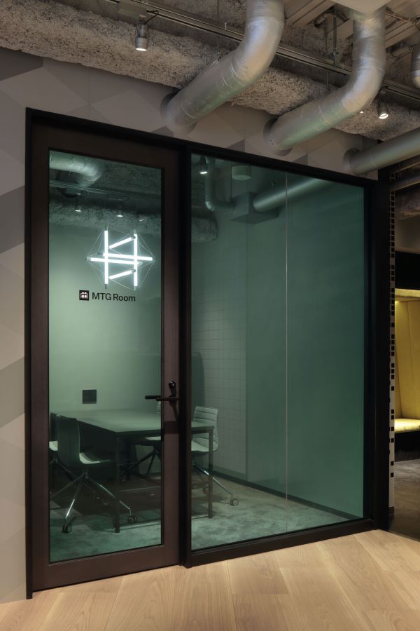 1時間3000円で4名まで入室可能な「貸し会議室」