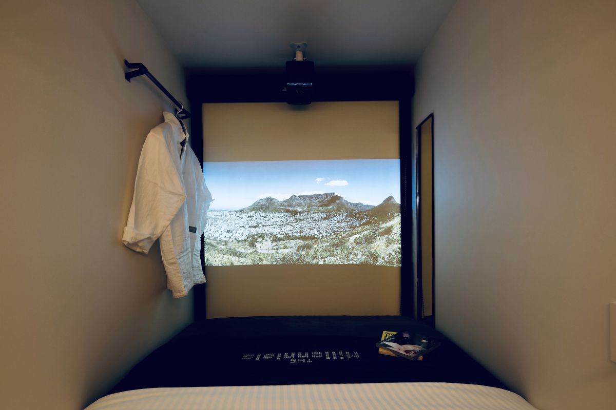 幅120cm、厚さ23cmのポケットコイルマットレスの寝心地のいいベッドが入ったミニマムな個室で、しっかり横になってお昼寝ができる