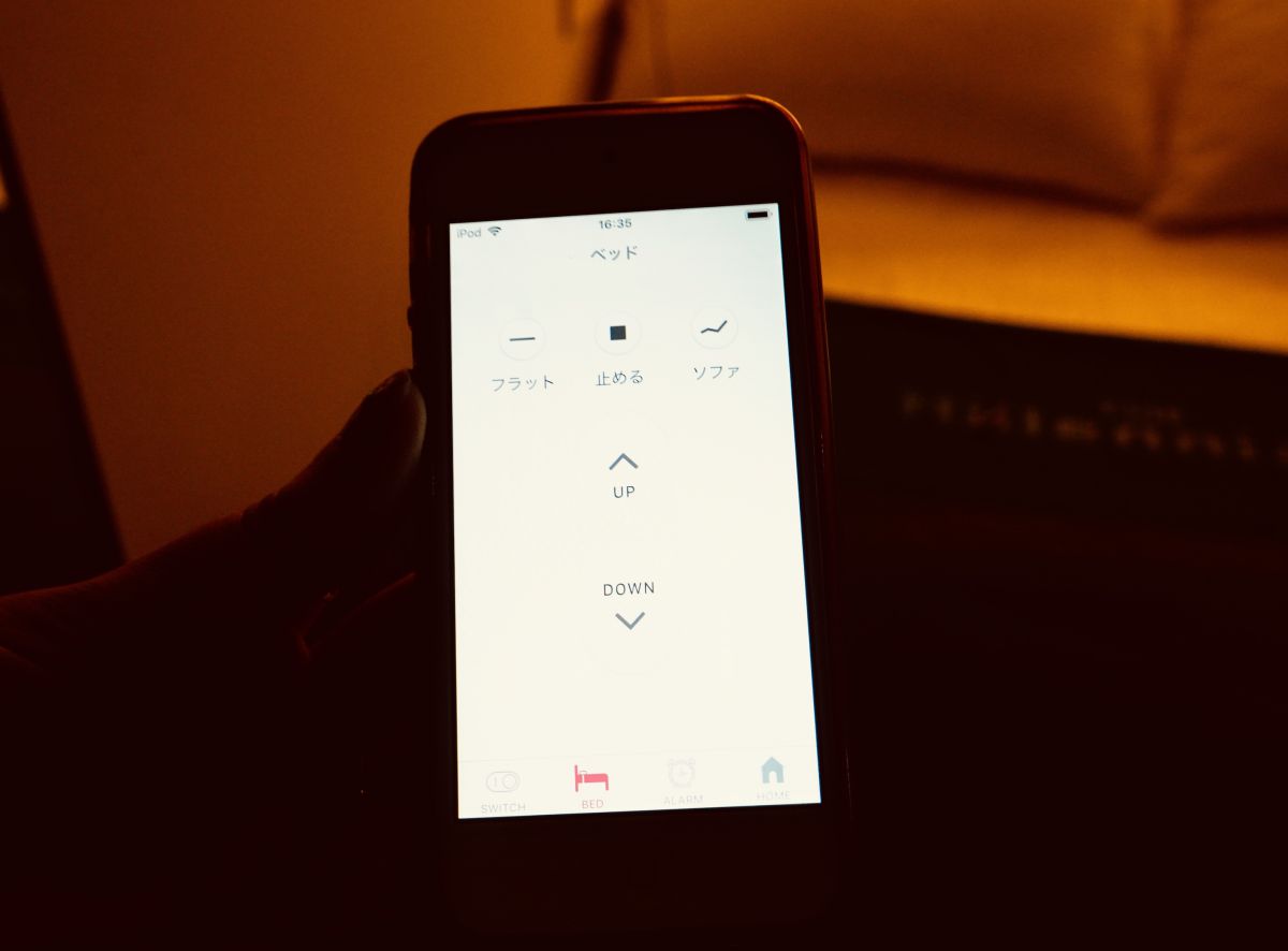 部屋の調光もiPodでコントロールできるので、眠りやすい暗さに調整しました