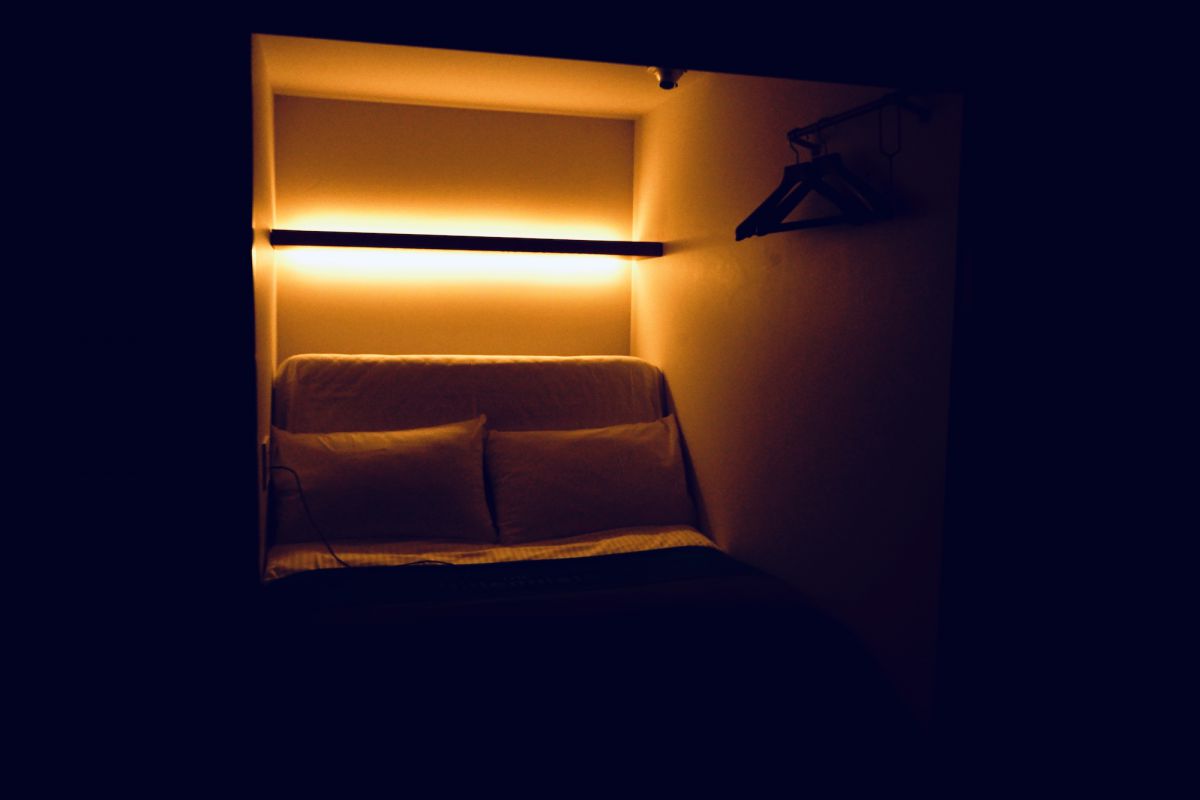 ベッドの下にはスライド敷きのキャビネットも。L型スーツケースも開いたまま収納可能で便利