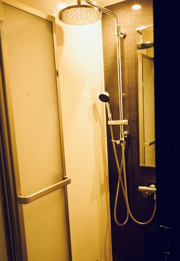 シャワーサービスは、一般会員は基本利用料＋300円。マンスリー会員は300円