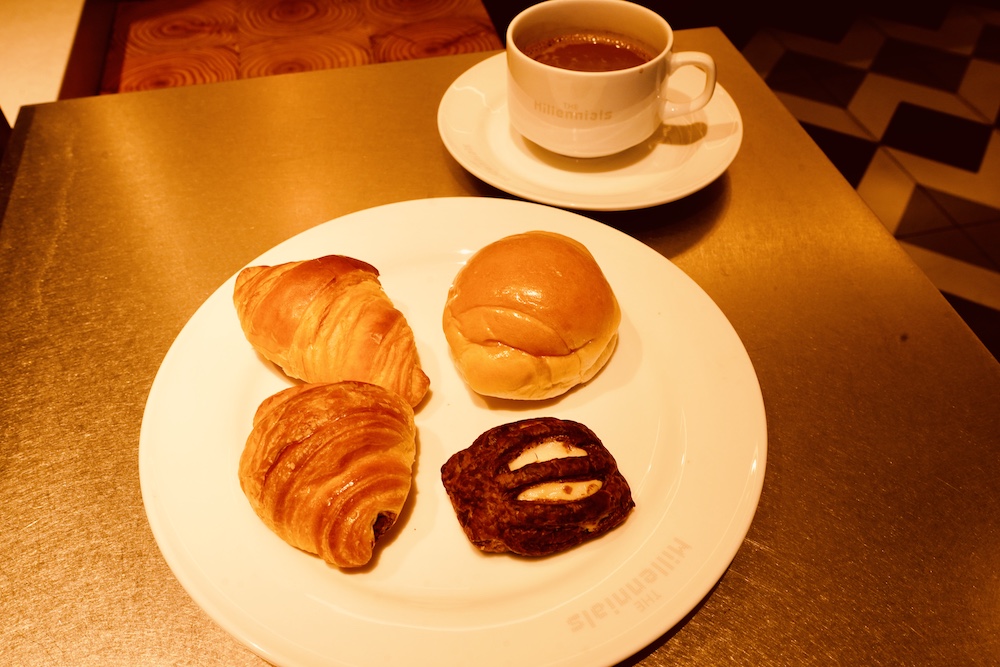 朝食はシンプルなパン！