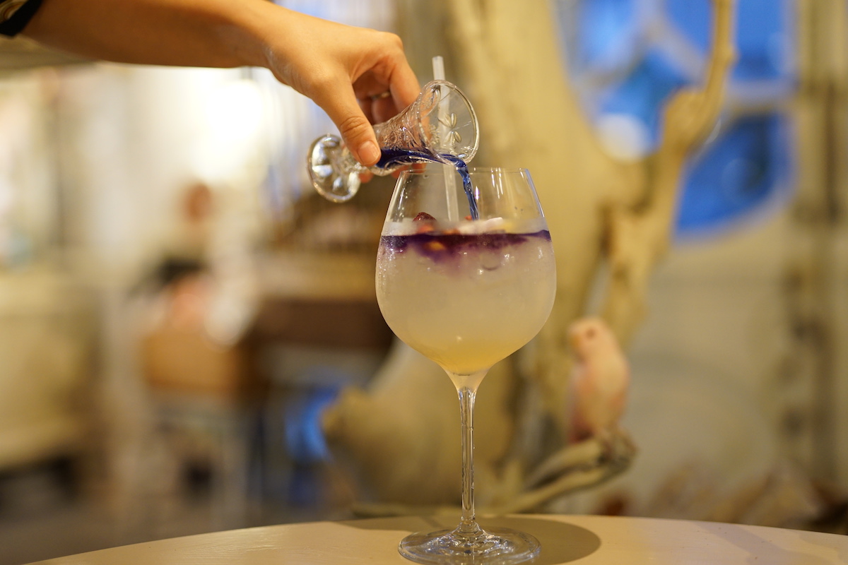 魔法のブルーの液体をかけて…