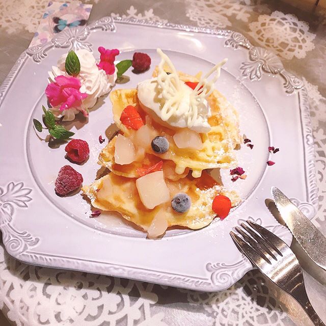 桃とクリームチーズと蝶のワッフル 1650円