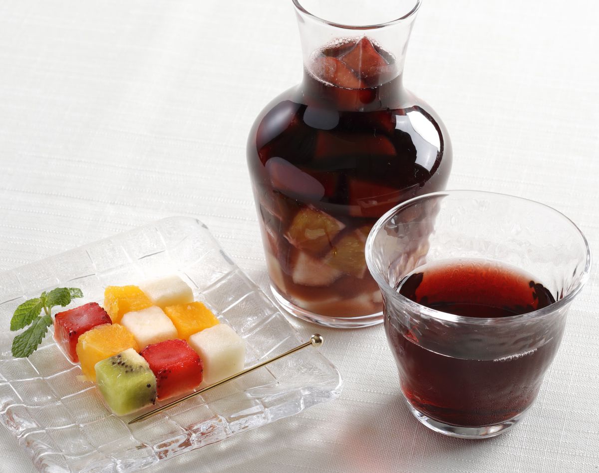 アイス果実キューブのサングリア　グラス　1300円（アフタヌーンティーを注文の方は1000円） デキャンター　2200円（アフタヌーンティーを注文の方は1900円）