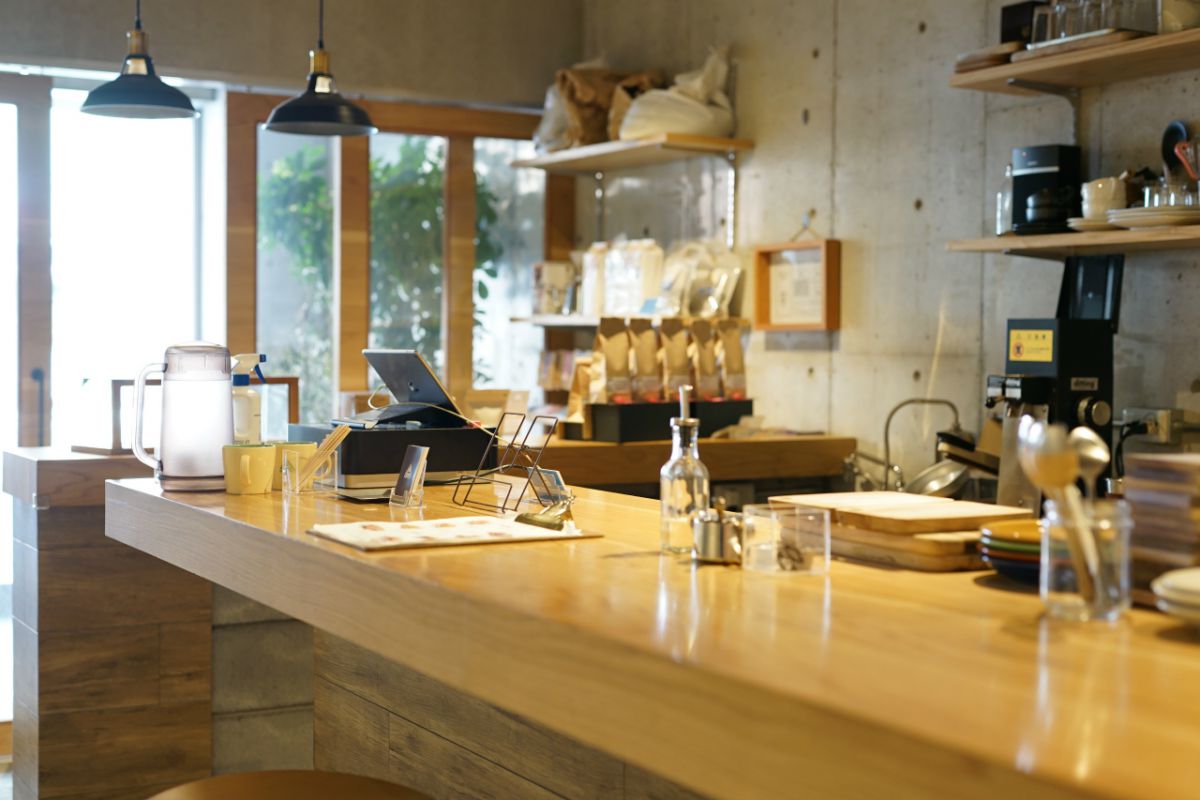 店内はカウンター中心。テーブル席は1つのみ
