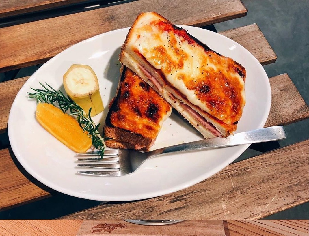 ピザトースト 690円