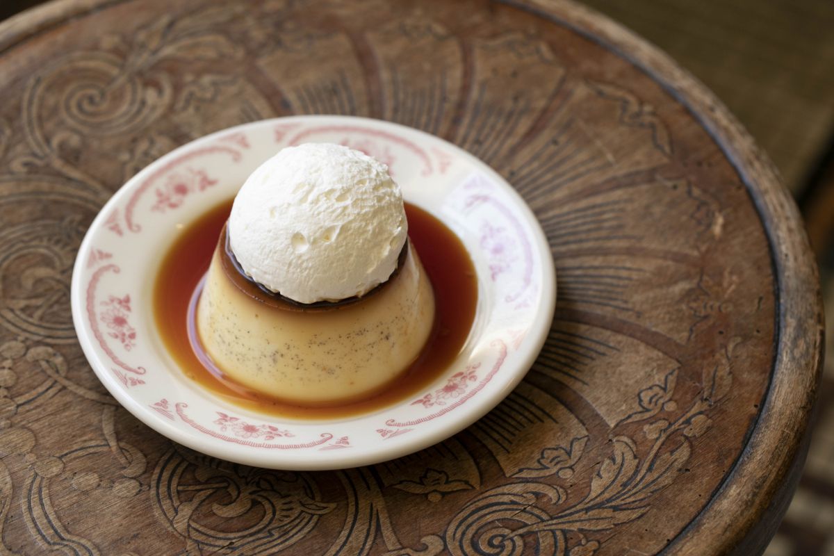 ホイップクリームをトッピングしたカスタードプリン770円