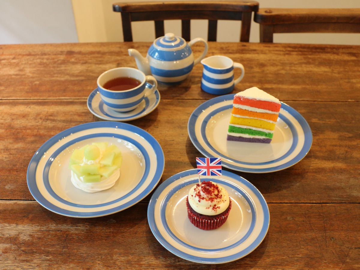 ケーキ左から反時計回りに、パブロヴァ、カップケーキ、レイヤーケーキ