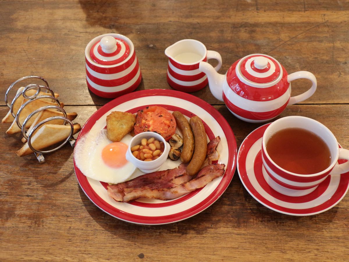 イングリッシュブレックファースト1800円（紅茶またはコーヒー付き）