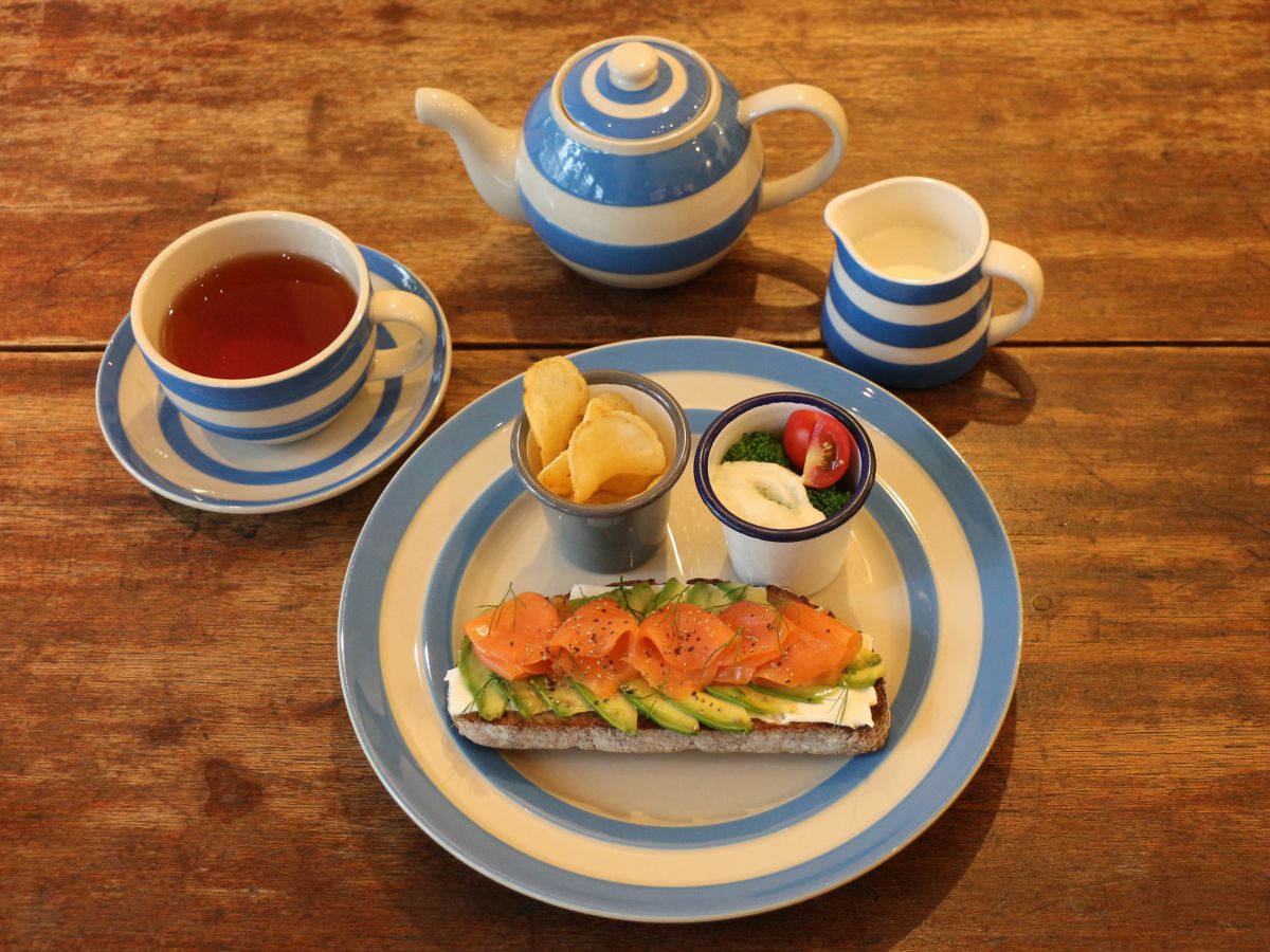 サーモンアボカドサンドイッチ1300円（紅茶またはコーヒー付き）