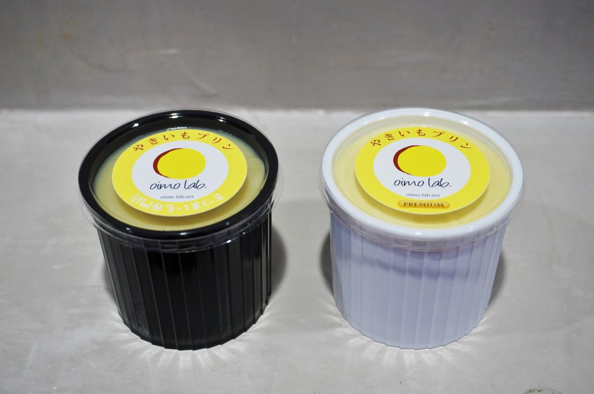 左から「やきいもプリン プレーン」、「やきいもプリン プレミアム」300円〜