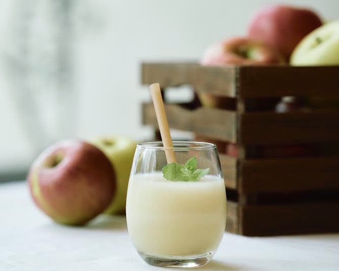 1階「KITCHEN」 まるごとりんごのフレッシュジュース756円、イートイン770円