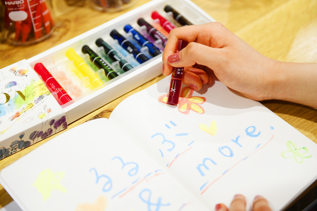 「透明クレヨン」（1980円）